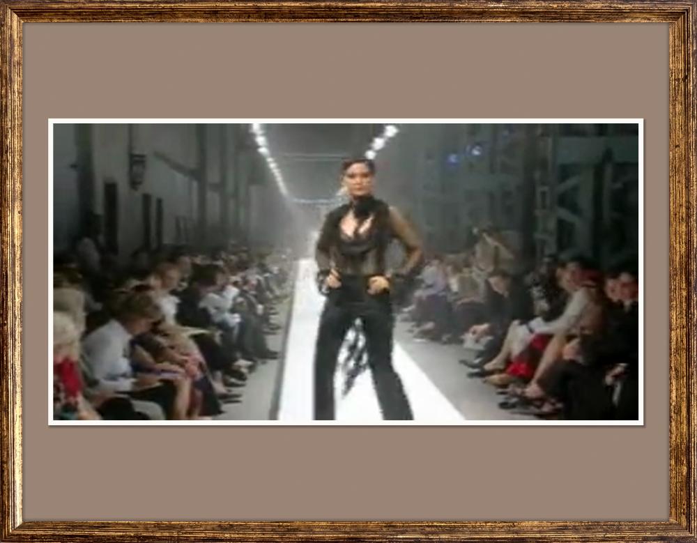 Le défilé du 75e anniversaire aux ateliers Angus, 2002, image du film encadrée